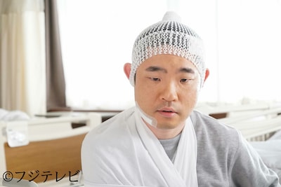 ドラマ「木曜劇場『医師たちの恋愛事情』」に、大学病院の急患役で出演するキングオブコメディ今野。(c)フジテレビ