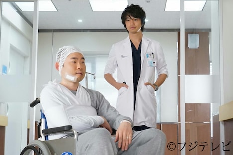 キングオブコメディ今野（手前）と、主演の斎藤工。(c)フジテレビ