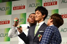 フォトセッションでは逆に、マテンロウが松坂桃李に息を吹きかけていた。