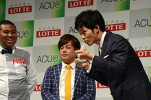 餃子を食す松坂桃李。