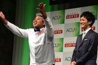 「息はほぼ顔」だと主張するアントニー（左）。