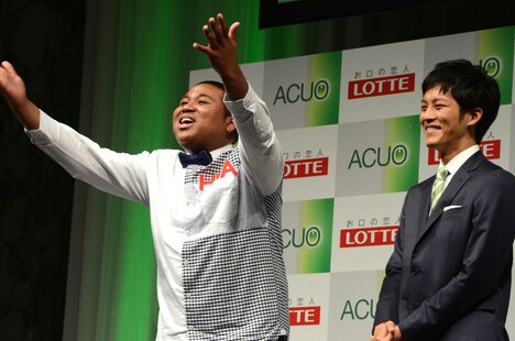 「息はほぼ顔」だと主張するアントニー（左）。