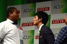 松坂桃李に息を吹きかけられるマテンロウ・アントニー（左）。