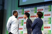 マテンロウの2人に息を吹きかける松坂桃李（中央）。