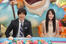 「笑神様は突然に…」MCの内村光良とゲストの高梨臨（左から）。(c)日本テレビ