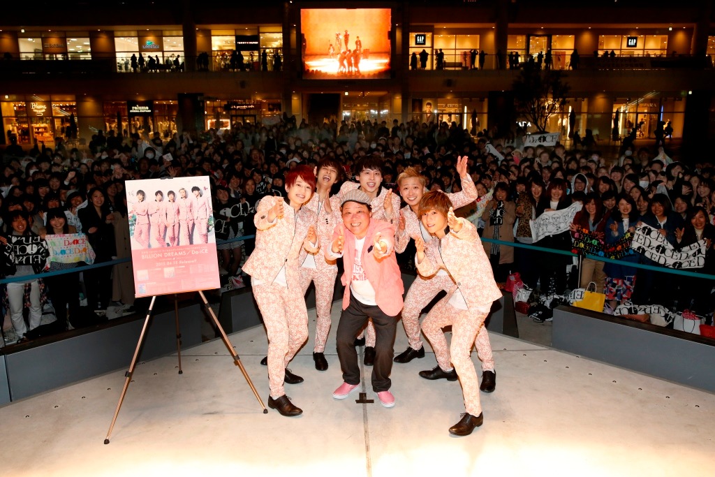 5thシングル「BILLION DREAMS」リリースイベントに登場したDa-iCEと上島竜兵。