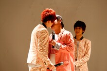 Da-iCEのメンバーとキスをする上島竜兵（中央）。