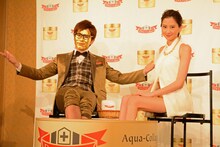 純金のマスクを付けて足湯に浸かるオリエンタルラジオ藤森（左）と河北麻友子（右）。