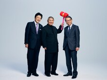 ソニー生命代表取締役副社長・嶋岡氏らと記念撮影をするビートたけし（中央）。