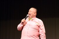 ビートたけしのモノマネを披露する松村。