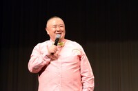 小日向文世のモノマネを披露する松村。