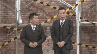 「2015年版 漫才 爆笑問題のツーショット」に出演する爆笑問題。(c)WOWOW