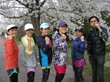 「慶州さくらマラソン2015」に参加したたんぽぽ白鳥（右から3人目）。(c)FBS