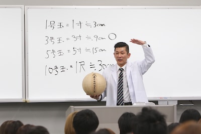 「笑い飯哲夫のおもしろ花火講座」の様子。