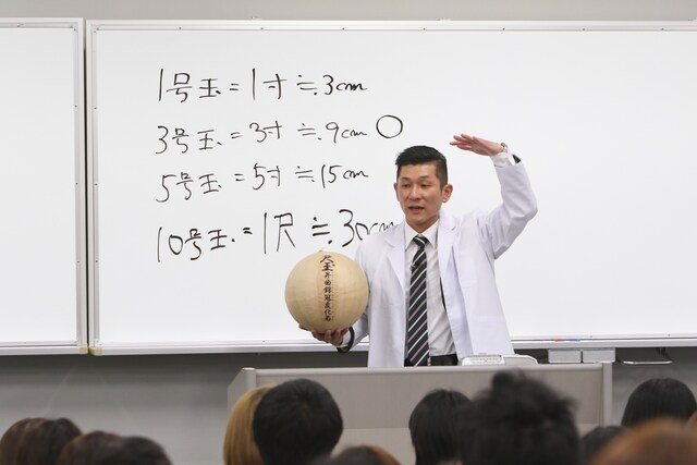 「笑い飯哲夫のおもしろ花火講座」の様子。