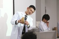 「笑い飯哲夫のおもしろ花火講座」の様子。
