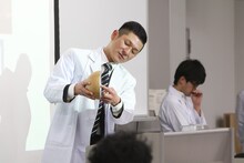 「笑い飯哲夫のおもしろ花火講座」の様子。