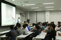 「笑い飯哲夫のおもしろ花火講座」の様子。