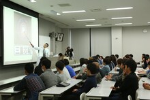 「笑い飯哲夫のおもしろ花火講座」の様子。