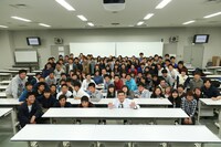 「笑い飯哲夫のおもしろ花火講座」の様子。