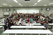 「笑い飯哲夫のおもしろ花火講座」の様子。