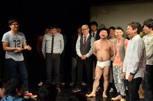 「アルコ＆ピース寄席」のエンディングの様子。