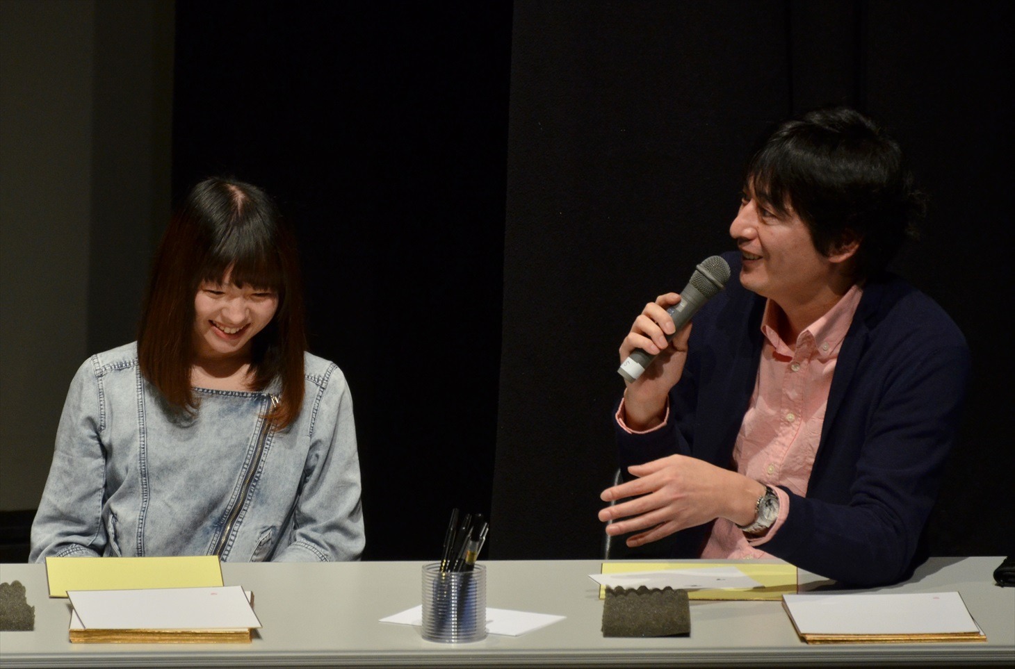 （左から）平賀さち枝、博多大吉。