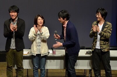 「共感百景」で「最優秀共感詩」に輝いた、博多華丸・大吉の大吉（右から2人目）。