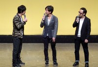 オープニングでトークする東京03。