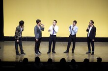 女性的になってしまうのを堪えるかもめんたる槇尾（右から2人目）。