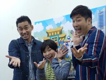 会見に出席した（左から）石田靖、山田花子、あべこうじ。