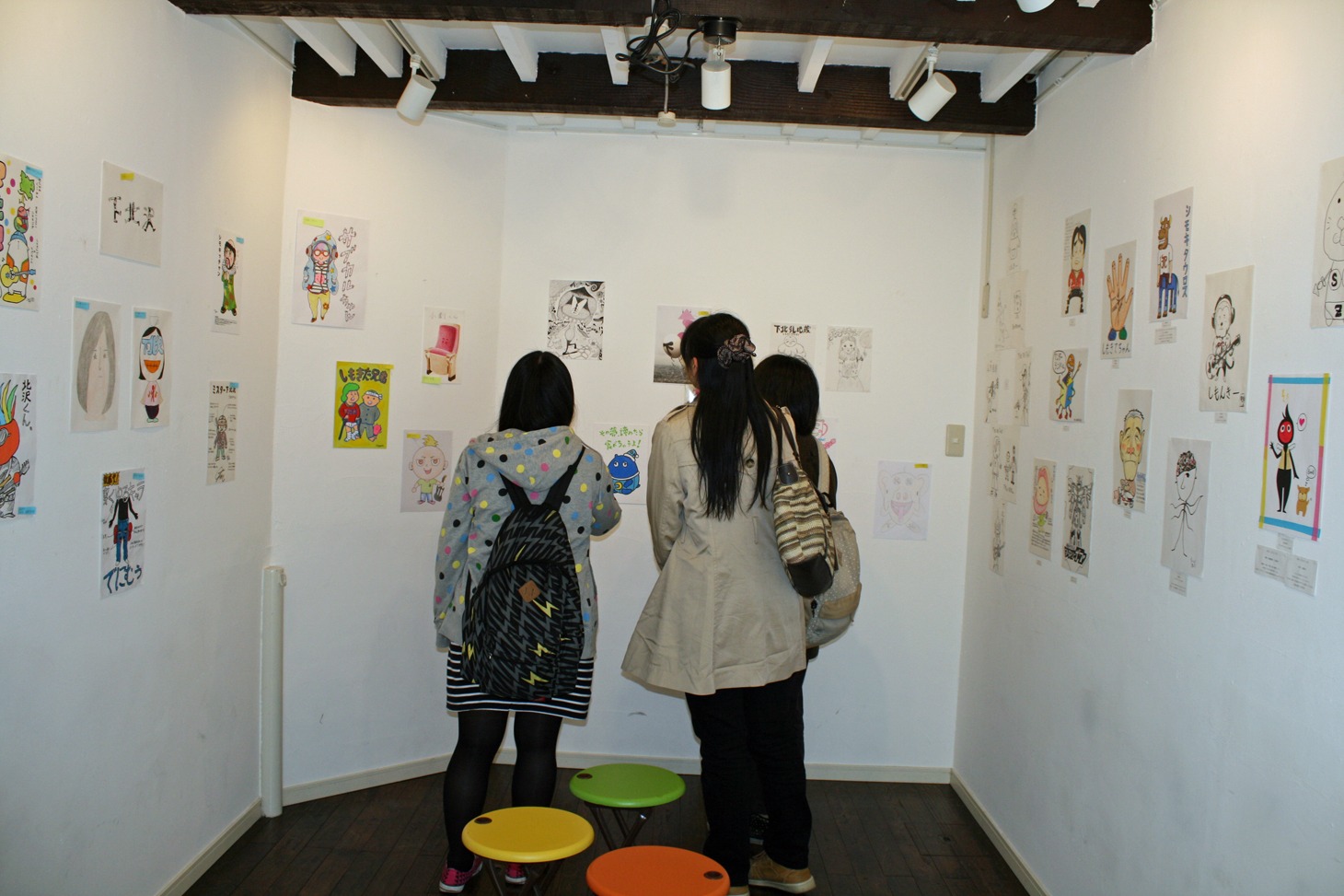 「下北沢非公認ゆるキャライラスト展」会場の様子。