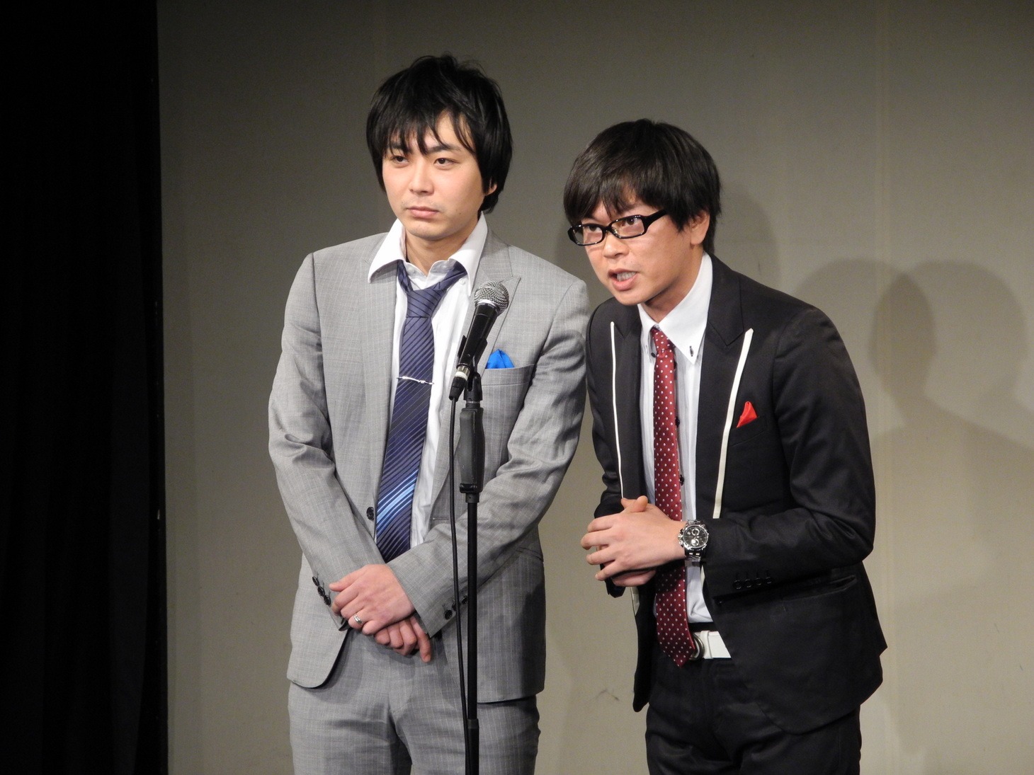 「磁石寄席」で漫才を披露する磁石。