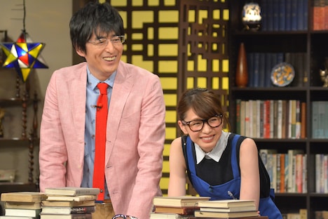 MCの博多大吉とアシスタントの宮田聡子。