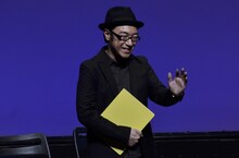 MCを務めた東京03角田。