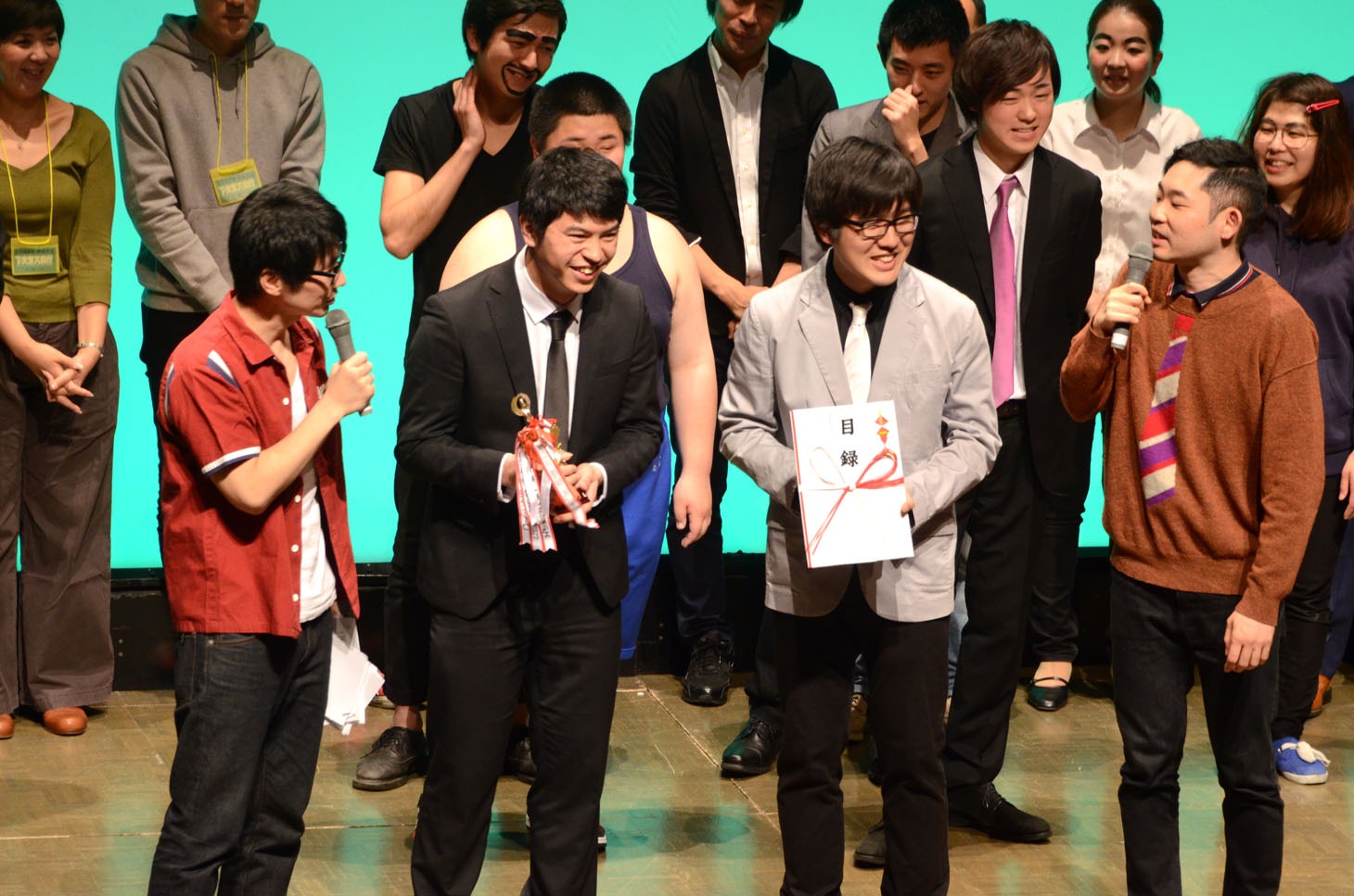 「第5回 わらいを愛する学生芸人No.1決定戦」優勝はデカルト（中央2人）。