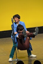 ネプチューン堀内と流れ星・瀧上の即興漫才の様子。