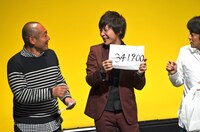 最大の数字を引き当てて堀内の相方に決定した瀧上（中央）。