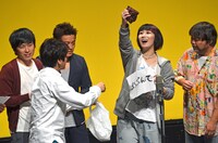 「ぱるぷんて」カードを引き当てハンカチをもらった鳥居（右から2人目）。