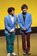 ネプチューン堀内と流れ星・瀧上の即興漫才の様子。