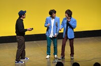 突然のステージ乱入者にざわつく会場。