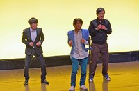 「ホリケンサイズ」を踊る堀内（中央）。左は乱入者を止めに入ったスタッフ。