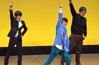 「ホリケンサイズ」を踊る堀内（中央）。
