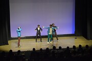 「ホリケンサイズ」を踊る堀内（中央）と頭を抱える瀧上（左）。
