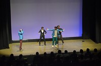 「ホリケンサイズ」を踊る堀内（中央）と頭を抱える瀧上（左）。