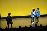 突然のステージ乱入者にざわつく会場。