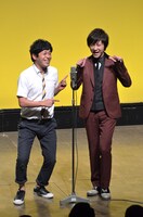 ネタを披露する流れ星。