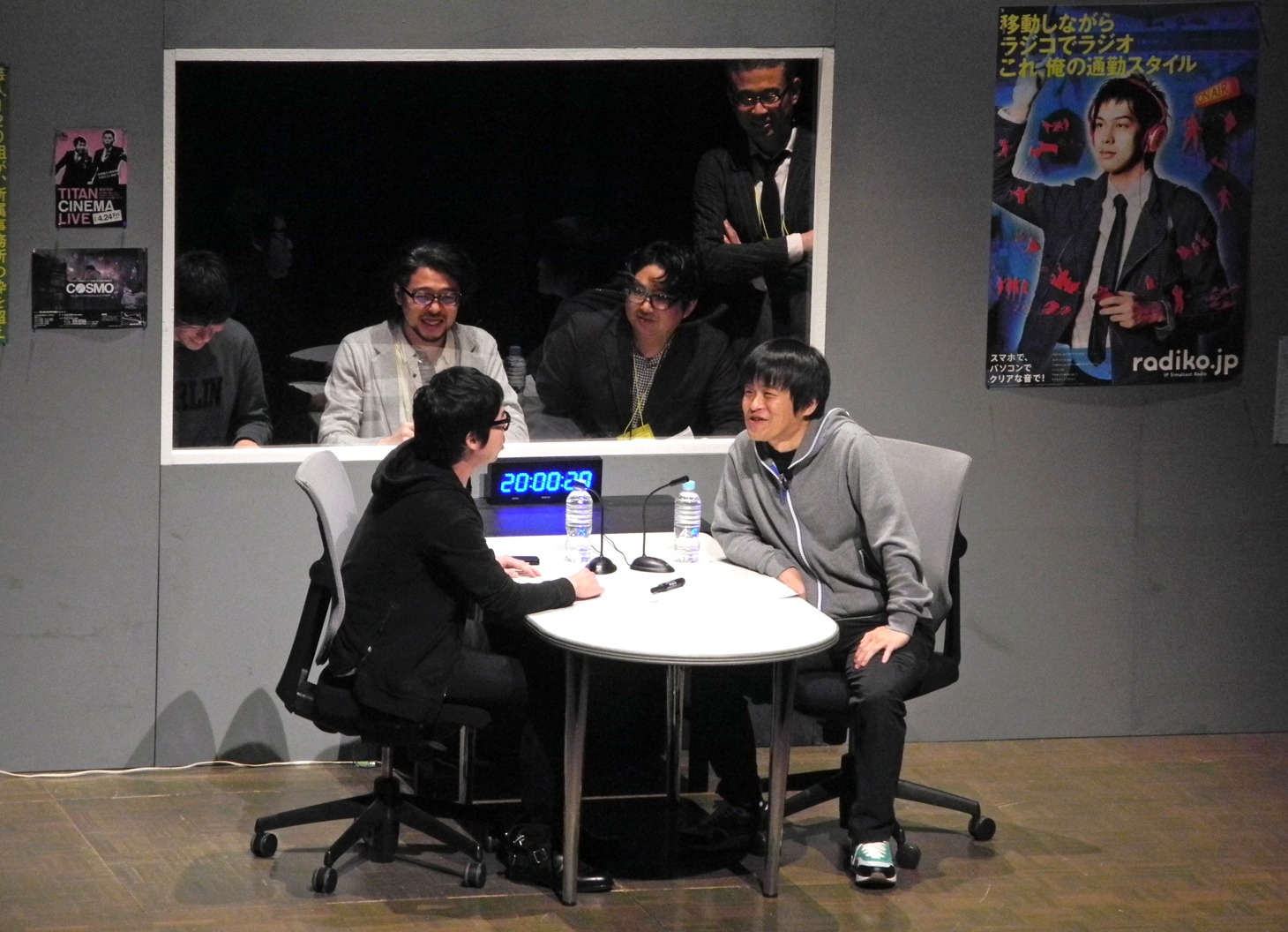 「見たい！ラジオ」でフリートークを展開する今田耕司とバカリズム（左から）。