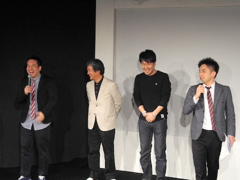 「下北沢大興行『アンダー5コンテスト』」オープニングの様子。左から、なすなかにし中西、菅賢治プロデューサー、土田晃之、なすなかにし那須。