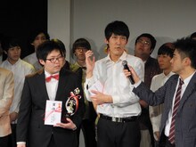 優勝直後の大黒天（中央2人）。